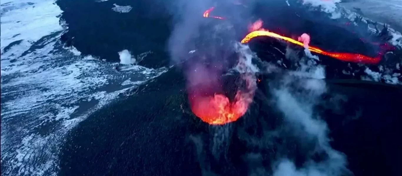 Οι σκούπες πήραν φωτιά: Στρατιώτες στη Γουατεμάλα «πολεμούν» τις στάχτες του ηφαιστείου Πακάγια (βίντεο)